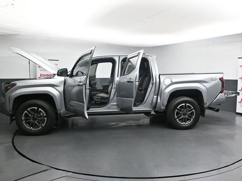 Used 2025 Toyota Tacoma TRD Sport AWD/4WD image 28
