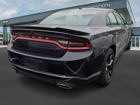 Used 2019 Dodge Charger SXT w/ Blacktop Package RWD image 3