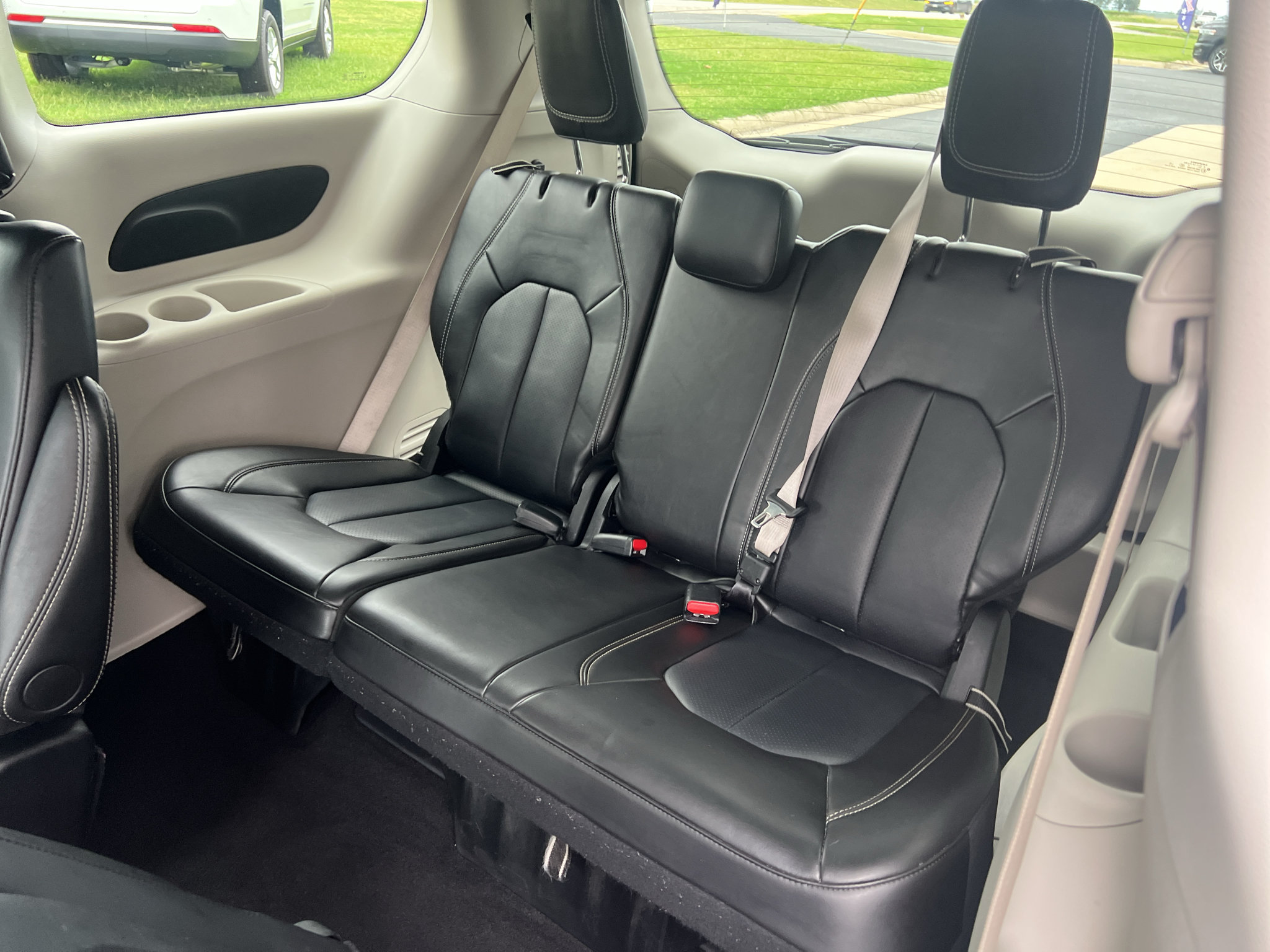 Used 2024 Chrysler Pacifica Touring-L FWD image 15