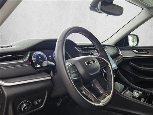 Used 2023 Jeep Grand Cherokee Limited image 9