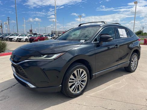 Used 2023 Toyota Venza XLE image 6