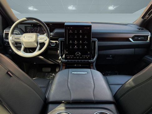 Used 2025 GMC Yukon XL Denali AWD/4WD image 12