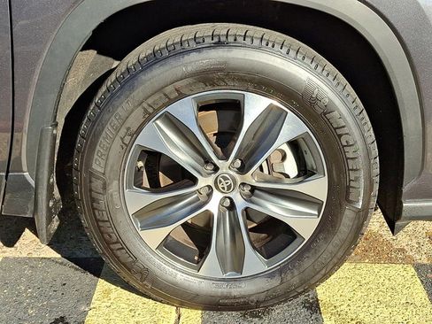 Used 2025 Toyota Highlander XLE image 7