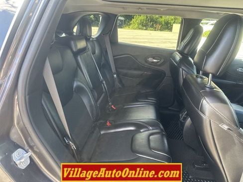 Used 2019 Jeep Cherokee Latitude Plus AWD/4WD image 39