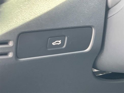 Used 2025 Volvo XC40 B5 Core w/ Climate Package image 28