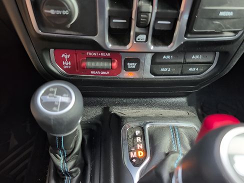 Used 2022 Jeep Wrangler Unlimited Rubicon 4xe w/ Cold Weather Group AWD/4WD image 16