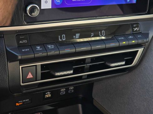 Used 2025 Toyota Camry LE AWD/4WD image 28