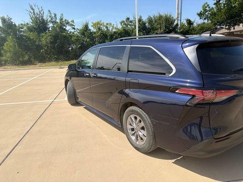 Used 2021 Toyota Sienna XLE FWD image 5