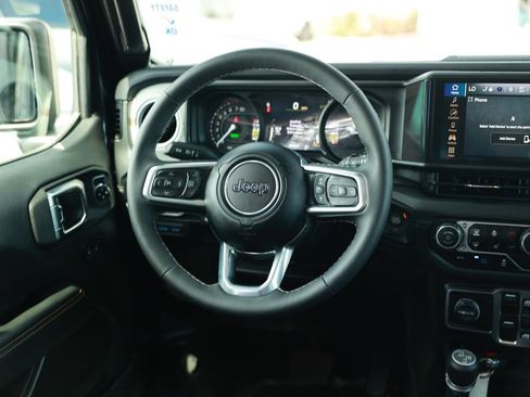 Used 2025 Jeep Wrangler Unlimited Sahara image 27