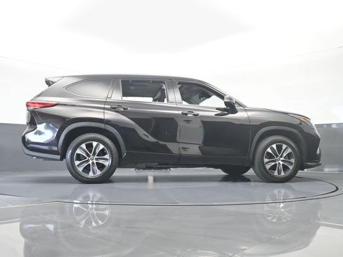 Used 2021 Toyota Highlander XLE image 60
