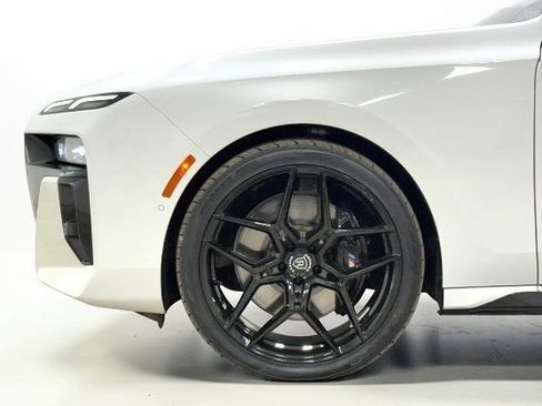 Used 2024 BMW 760i xDrive w/ Premium Package image 5