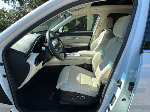 Used 2025 Genesis GV70 2.5T w/ Select Package AWD/4WD image 13