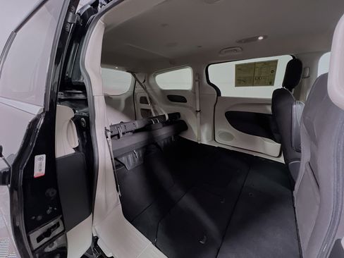 Used 2023 Chrysler Voyager LX image 33