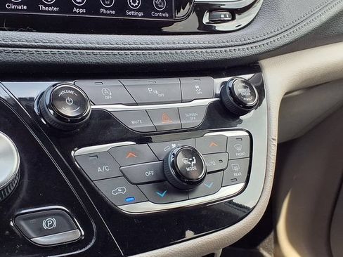 Used 2019 Chrysler Pacifica Limited FWD image 15