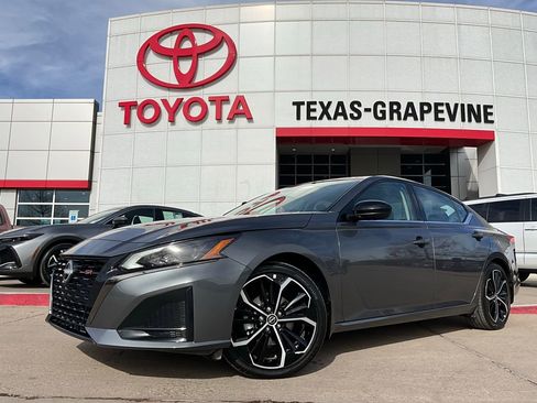 Used 2025 Nissan Altima 2.5 SR image 2