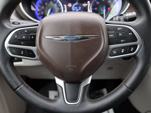 Used 2018 Chrysler Pacifica Touring-L w/ Advanced Safetytec Group FWD image 19