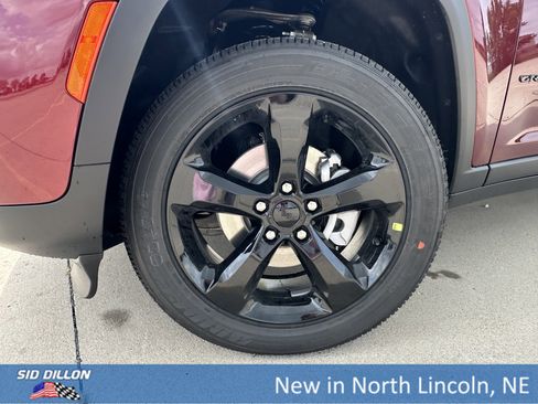 New 2025 Jeep Grand Cherokee Altitude image 5