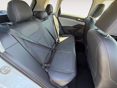 Used 2024 Volkswagen Taos SE image 18