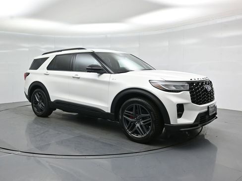 Certified 2025 Ford Explorer ST-Line w/ Premium Package image 28