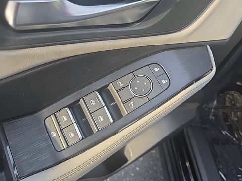 Used 2025 Nissan Rogue SL image 11