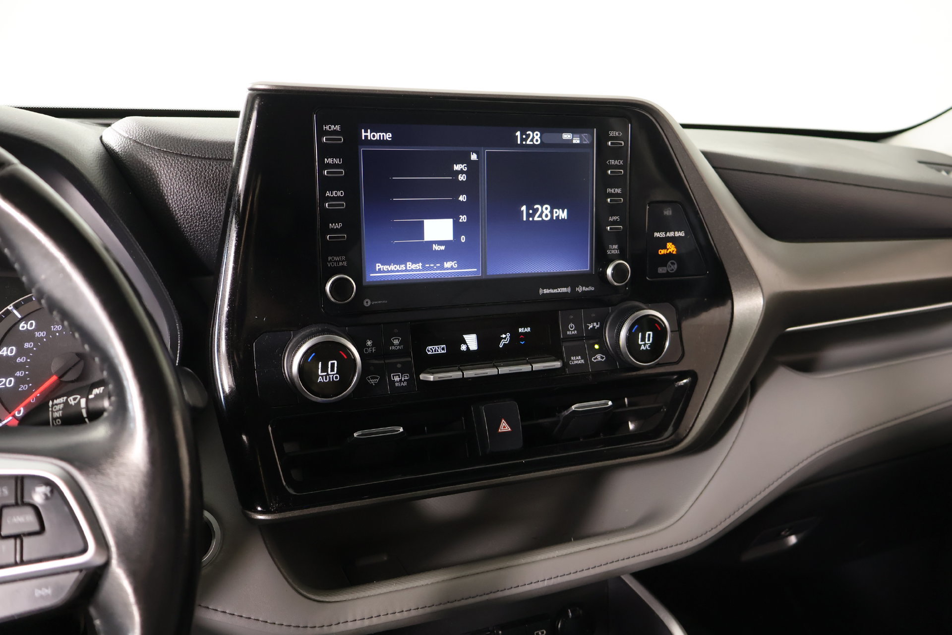 Used 2021 Toyota Highlander LE AWD/4WD image 5