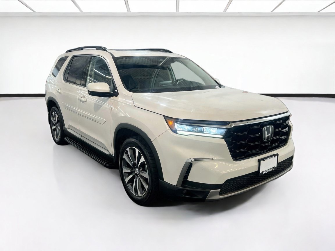 Used 2023 Honda Pilot Touring image 3