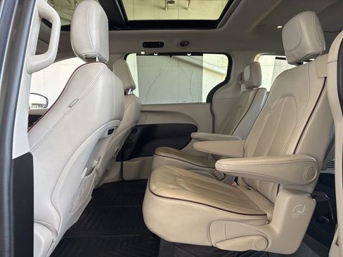 Used 2019 Chrysler Pacifica Limited w/ Advanced Safetytec Group FWD image 19
