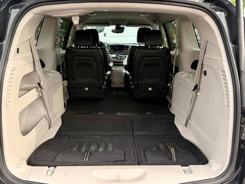 Used 2023 Chrysler Pacifica Touring-L FWD image 13