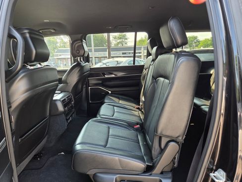 Used 2024 Jeep Wagoneer L Series II w/ Flexible Seating Group AWD/4WD image 29