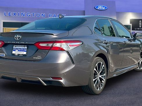 Used 2020 Toyota Camry SE w/ Sunroof Package FWD image 5