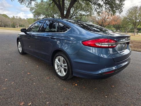 Used 2018 Ford Fusion SE w/ Fusion SE Technology Package image 4