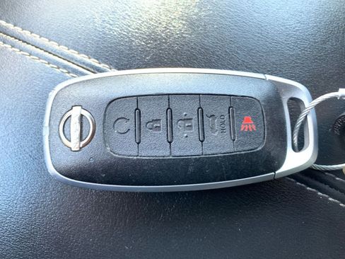 Used 2025 Nissan Pathfinder SV image 23