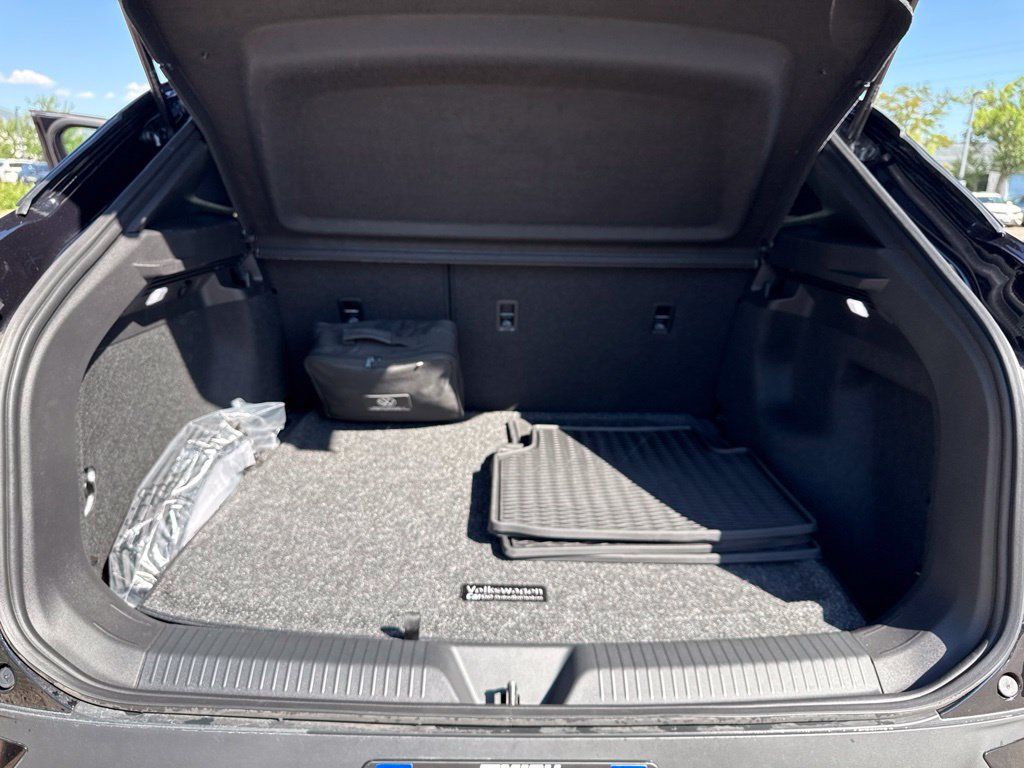 Certified 2025 Volkswagen ID.4 Pro AWD/4WD image 25