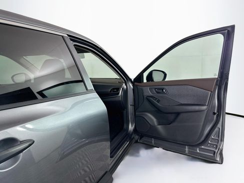 Used 2023 Nissan Rogue S AWD/4WD image 30