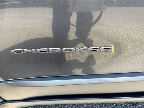 Used 2017 Jeep Cherokee Trailhawk AWD/4WD image 9