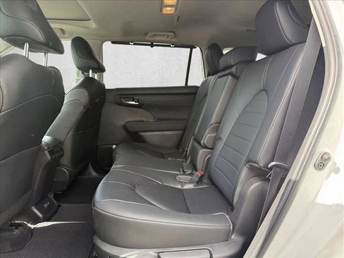Used 2023 Toyota Highlander XLE AWD/4WD image 16