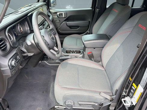 Used 2025 Jeep Gladiator Rubicon w/ Technology Group AWD/4WD image 5