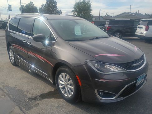 Used 2017 Chrysler Pacifica Touring-L FWD image 21