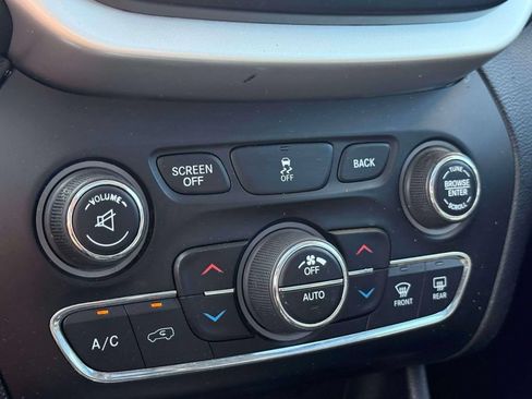 Used 2014 Jeep Cherokee Limited w/ Luxury Group AWD/4WD image 27