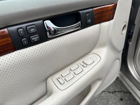Used 2001 Cadillac Seville STS w/ Luxury Pkg image 35