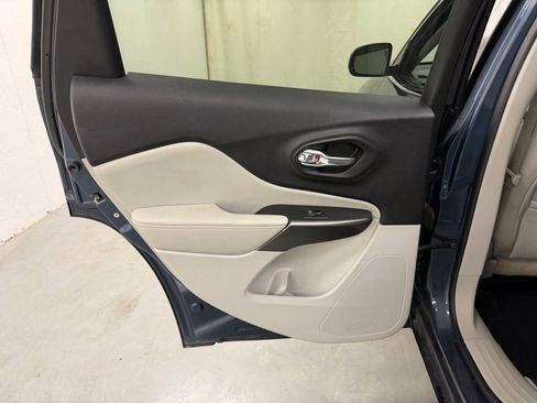Used 2020 Jeep Cherokee Limited FWD image 15