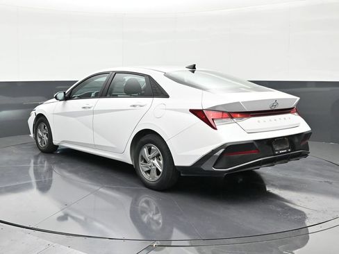 Used 2024 Hyundai Elantra SE image 3