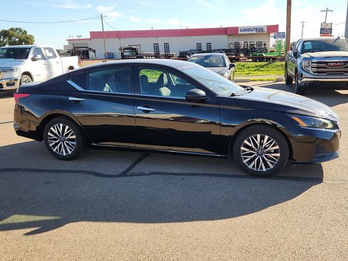 Used 2024 Nissan Altima 2.5 SV image 5