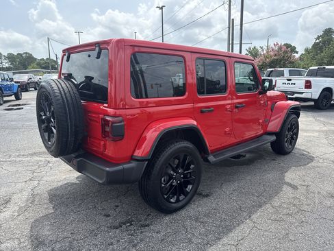 Used 2025 Jeep Wrangler Unlimited Sahara AWD/4WD image 15
