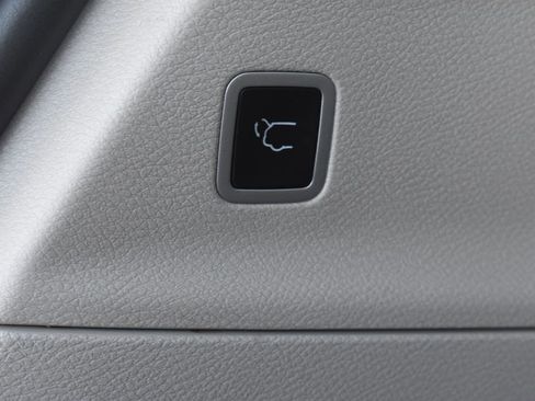 Used 2024 Chrysler Pacifica Touring-L image 20