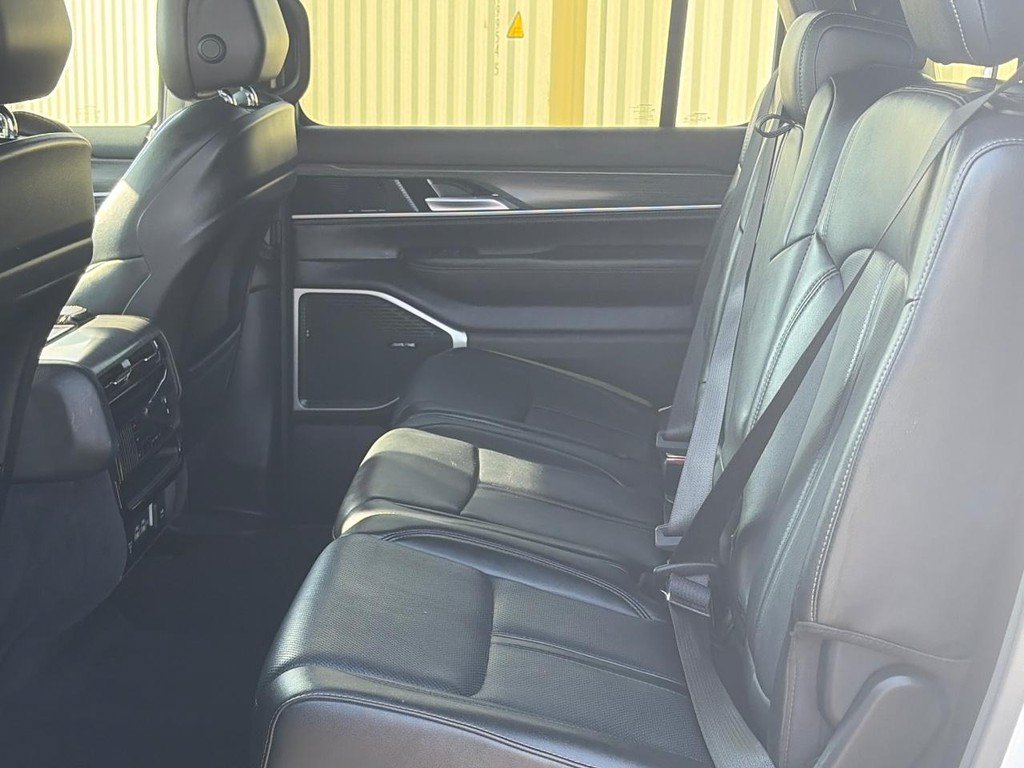 Used 2024 Jeep Wagoneer L Series III w/ Flexible Seating Group AWD/4WD image 9