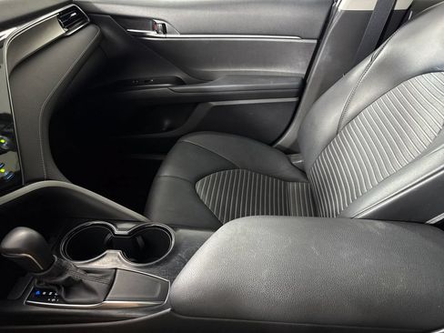 Used 2020 Toyota Camry SE w/ Convenience Package FWD image 19