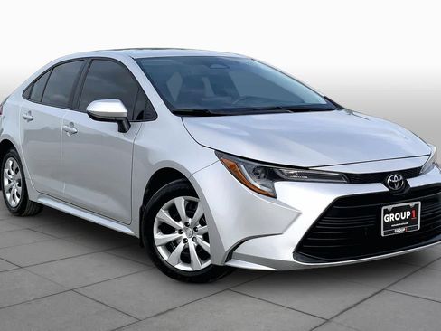 Used 2025 Toyota Corolla LE FWD image 3