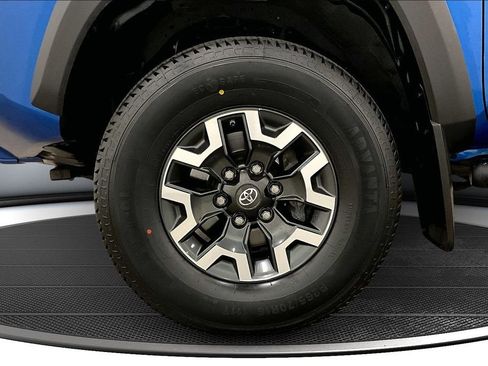 Used 2017 Toyota Tacoma TRD Off-Road w/ Tow Package AWD/4WD image 32