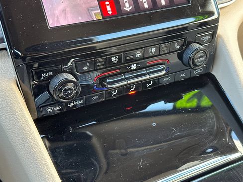 Used 2022 Jeep Grand Cherokee L Limited w/ Luxury Tech Group II image 21